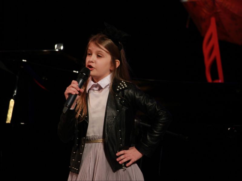 Roksana Boronska podczas imprezy finałowej Podkarpackiego Festiwalu "Śpiewaj razem z nami"